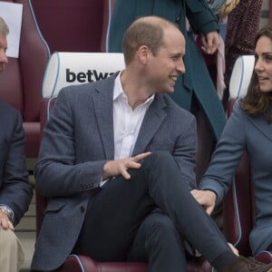 Kate Middleton, duchesse de Cambridge, enceinte de son troisième enfant, accompagnait le prince William et le prince Harry au stade de West Ham dans l'est de Londres le 18 octobre 2017 pour la remise des diplômes d'apprentis coachs formés par Coach Core, un programme lancé par leur fondation royale en 2012.