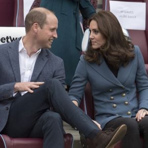 Kate Middleton, duchesse de Cambridge, enceinte de son troisième enfant, accompagnait le prince William et le prince Harry au stade de West Ham dans l'est de Londres le 18 octobre 2017 pour la remise des diplômes d'apprentis coachs formés par Coach Core, un programme lancé par leur fondation royale en 2012.