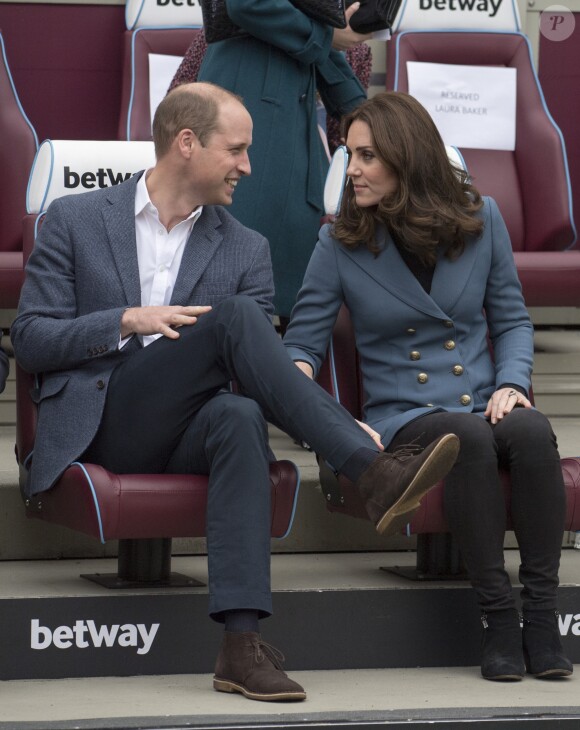 Kate Middleton, duchesse de Cambridge, enceinte de son troisième enfant, accompagnait le prince William et le prince Harry au stade de West Ham dans l'est de Londres le 18 octobre 2017 pour la remise des diplômes d'apprentis coachs formés par Coach Core, un programme lancé par leur fondation royale en 2012.