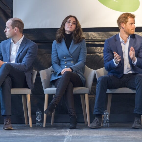 Kate Middleton, duchesse de Cambridge, enceinte de son troisième enfant, accompagnait le prince William et le prince Harry au stade de West Ham dans l'est de Londres le 18 octobre 2017 pour la remise des diplômes d'apprentis coachs formés par Coach Core, un programme lancé par leur fondation royale en 2012.