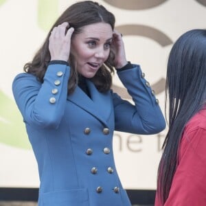 Kate Middleton, duchesse de Cambridge, enceinte de son troisième enfant, accompagnait le prince William et le prince Harry au stade de West Ham dans l'est de Londres le 18 octobre 2017 pour la remise des diplômes d'apprentis coachs formés par Coach Core, un programme lancé par leur fondation royale en 2012.