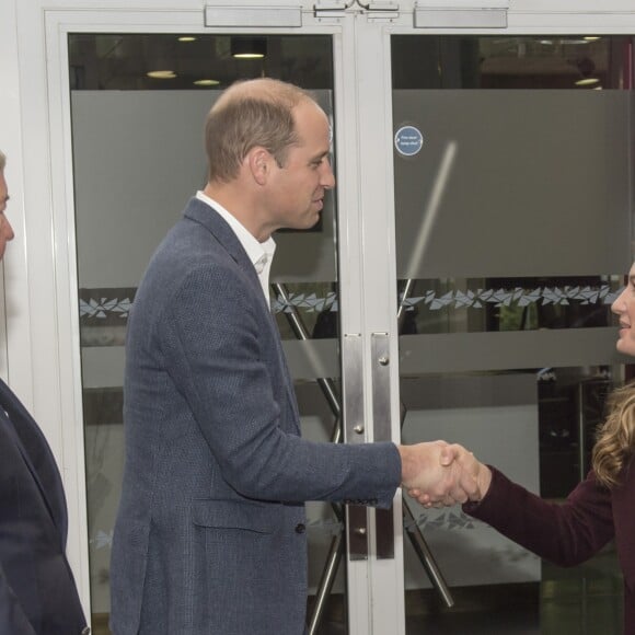 Kate Middleton, duchesse de Cambridge, enceinte de son troisième enfant, accompagnait le prince William et le prince Harry au stade de West Ham dans l'est de Londres le 18 octobre 2017 pour la remise des diplômes d'apprentis coachs formés par Coach Core, un programme lancé par leur fondation royale en 2012.