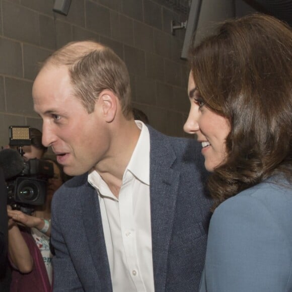 Kate Middleton, duchesse de Cambridge, enceinte de son troisième enfant, accompagnait le prince William et le prince Harry au stade de West Ham dans l'est de Londres le 18 octobre 2017 pour la remise des diplômes d'apprentis coachs formés par Coach Core, un programme lancé par leur fondation royale en 2012.