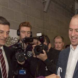 Kate Middleton, duchesse de Cambridge, enceinte de son troisième enfant, accompagnait le prince William et le prince Harry au stade de West Ham dans l'est de Londres le 18 octobre 2017 pour la remise des diplômes d'apprentis coachs formés par Coach Core, un programme lancé par leur fondation royale en 2012.