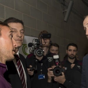 Kate Middleton, duchesse de Cambridge, enceinte de son troisième enfant, accompagnait le prince William et le prince Harry au stade de West Ham dans l'est de Londres le 18 octobre 2017 pour la remise des diplômes d'apprentis coachs formés par Coach Core, un programme lancé par leur fondation royale en 2012.