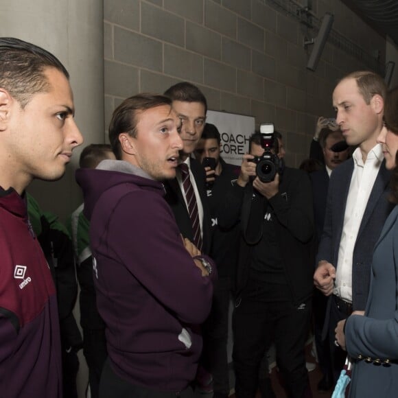 Kate Middleton, duchesse de Cambridge, enceinte de son troisième enfant, accompagnait le prince William et le prince Harry au stade de West Ham dans l'est de Londres le 18 octobre 2017 pour la remise des diplômes d'apprentis coachs formés par Coach Core, un programme lancé par leur fondation royale en 2012.