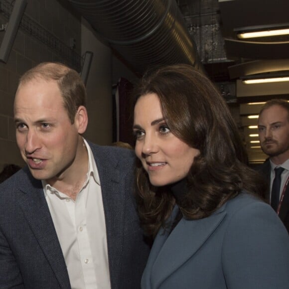 Kate Middleton, duchesse de Cambridge, enceinte de son troisième enfant, accompagnait le prince William et le prince Harry au stade de West Ham dans l'est de Londres le 18 octobre 2017 pour la remise des diplômes d'apprentis coachs formés par Coach Core, un programme lancé par leur fondation royale en 2012.