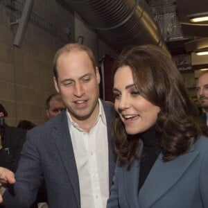 Kate Middleton, duchesse de Cambridge, enceinte de son troisième enfant, accompagnait le prince William et le prince Harry au stade de West Ham dans l'est de Londres le 18 octobre 2017 pour la remise des diplômes d'apprentis coachs formés par Coach Core, un programme lancé par leur fondation royale en 2012.