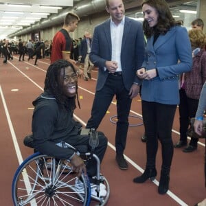 Kate Middleton, duchesse de Cambridge, enceinte de son troisième enfant, accompagnait le prince William et le prince Harry au stade de West Ham dans l'est de Londres le 18 octobre 2017 pour la remise des diplômes d'apprentis coachs formés par Coach Core, un programme lancé par leur fondation royale en 2012.