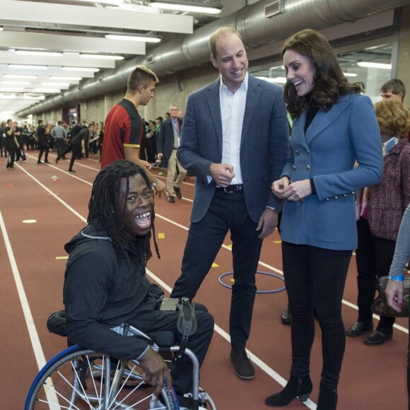 Kate Middleton, duchesse de Cambridge, enceinte de son troisième enfant, accompagnait le prince William et le prince Harry au stade de West Ham dans l'est de Londres le 18 octobre 2017 pour la remise des diplômes d'apprentis coachs formés par Coach Core, un programme lancé par leur fondation royale en 2012.