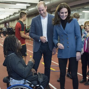 Kate Middleton, duchesse de Cambridge, enceinte de son troisième enfant, accompagnait le prince William et le prince Harry au stade de West Ham dans l'est de Londres le 18 octobre 2017 pour la remise des diplômes d'apprentis coachs formés par Coach Core, un programme lancé par leur fondation royale en 2012.