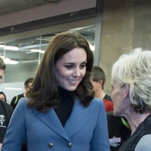 Kate Middleton, duchesse de Cambridge, enceinte de son troisième enfant, ici en discussion avec Judy Murray, accompagnait le prince William et le prince Harry au stade de West Ham dans l'est de Londres le 18 octobre 2017 pour la remise des diplômes d'apprentis coachs formés par Coach Core, un programme lancé par leur fondation royale en 2012.