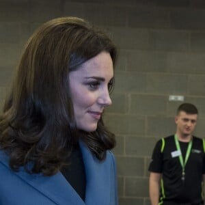 Kate Middleton, duchesse de Cambridge, enceinte de son troisième enfant, ici en discussion avec Judy Murray, accompagnait le prince William et le prince Harry au stade de West Ham dans l'est de Londres le 18 octobre 2017 pour la remise des diplômes d'apprentis coachs formés par Coach Core, un programme lancé par leur fondation royale en 2012.