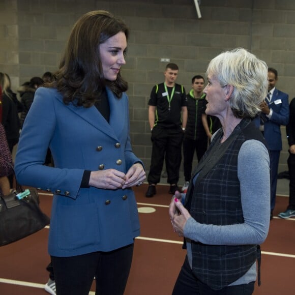 Kate Middleton, duchesse de Cambridge, enceinte de son troisième enfant, ici en discussion avec Judy Murray, accompagnait le prince William et le prince Harry au stade de West Ham dans l'est de Londres le 18 octobre 2017 pour la remise des diplômes d'apprentis coachs formés par Coach Core, un programme lancé par leur fondation royale en 2012.