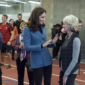 Kate Middleton, duchesse de Cambridge, enceinte de son troisième enfant, ici en discussion avec Judy Murray, accompagnait le prince William et le prince Harry au stade de West Ham dans l'est de Londres le 18 octobre 2017 pour la remise des diplômes d'apprentis coachs formés par Coach Core, un programme lancé par leur fondation royale en 2012.