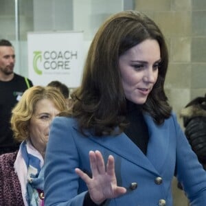 Kate Middleton, duchesse de Cambridge, enceinte de son troisième enfant, ici en discussion avec Judy Murray, accompagnait le prince William et le prince Harry au stade de West Ham dans l'est de Londres le 18 octobre 2017 pour la remise des diplômes d'apprentis coachs formés par Coach Core, un programme lancé par leur fondation royale en 2012.