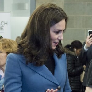 Kate Middleton, duchesse de Cambridge, enceinte de son troisième enfant, ici en discussion avec Judy Murray, accompagnait le prince William et le prince Harry au stade de West Ham dans l'est de Londres le 18 octobre 2017 pour la remise des diplômes d'apprentis coachs formés par Coach Core, un programme lancé par leur fondation royale en 2012.