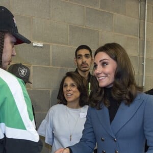 Kate Middleton, duchesse de Cambridge, enceinte de son troisième enfant, accompagnait le prince William et le prince Harry au stade de West Ham dans l'est de Londres le 18 octobre 2017 pour la remise des diplômes d'apprentis coachs formés par Coach Core, un programme lancé par leur fondation royale en 2012.