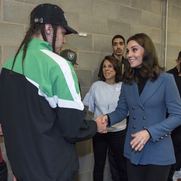 Kate Middleton, duchesse de Cambridge, enceinte de son troisième enfant, accompagnait le prince William et le prince Harry au stade de West Ham dans l'est de Londres le 18 octobre 2017 pour la remise des diplômes d'apprentis coachs formés par Coach Core, un programme lancé par leur fondation royale en 2012.