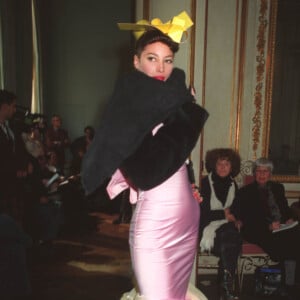 Christy Turlington défile pour John Galliano. Paris, mars 1994.