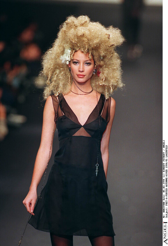 Christy Turlington défile pour Karl Lagerfeld à Paris. Mars 1994.