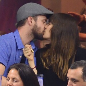 Justin Timberlake et sa femme Jessica Biel se câlinent et s'embrassent pendant un match du 6ème jour du US Open Day 2017 au Arthur Ashe Stadium à Flushing, le 2 septembre 2017