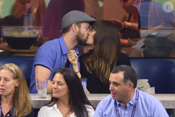 Justin Timberlake et sa femme Jessica Biel se câlinent et s'embrassent pendant un match du 6ème jour du US Open Day 2017 au Arthur Ashe Stadium à Flushing, le 2 septembre 2017