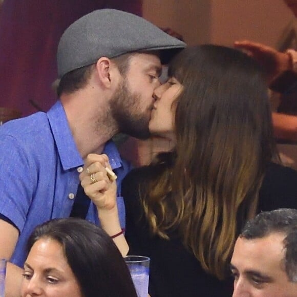 Justin Timberlake et sa femme Jessica Biel se câlinent et s'embrassent pendant un match du 6ème jour du US Open Day 2017 au Arthur Ashe Stadium à Flushing, le 2 septembre 2017