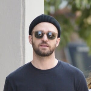 Exclusif - Justin Timberlake et sa femme Jessica Biel se baladent main dans la main en sirotant une boisson à New York le 28 août 2017.