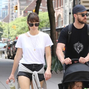 Justin Timberlake se promène avec sa femme Jessica Biel et leur fils Alias à New York le 19 aout 2017