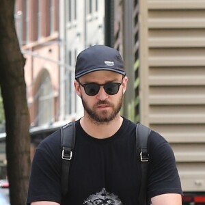 Justin Timberlake se promène avec sa femme Jessica Biel et leur fils Alias à New York le 19 août 2017.
