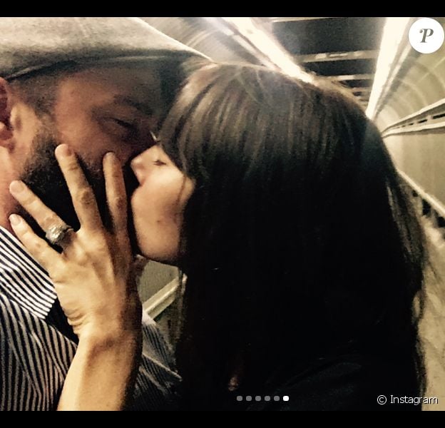 Justin Timberlake et Jessica Biel partageant un baiser fougueux. Le couple a fêté le 19 octobre 2017 ses cinq ans de mariage.