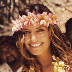 Laëtitia Milot complice avec Philippe Bas et Amaury de Crayencour, à qui elle donne la réplique dans "Coup de foudre à Bora Bora", nouveau téléfilm de TF1.