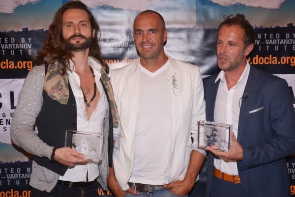 Le réalisateur Didier Beringuer et le producteur Fabrice Sopoglian et guest - Fabrice Sopoglian reçoit deux Awards pour le documentaire "VIF" sur la vie de Christian Audigier lors du festival DOC LA à Los Angeles le 20 octobre 2017.