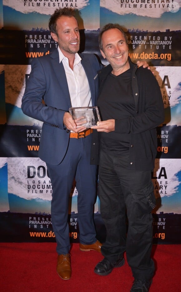 Fabrice Sopoglian, accompagné de Pitof, reçoit deux Awards pour le documentaire "VIF" sur la vie de Christian Audigier lors du festival DOC LA à Los Angeles le 20 octobre 2017.