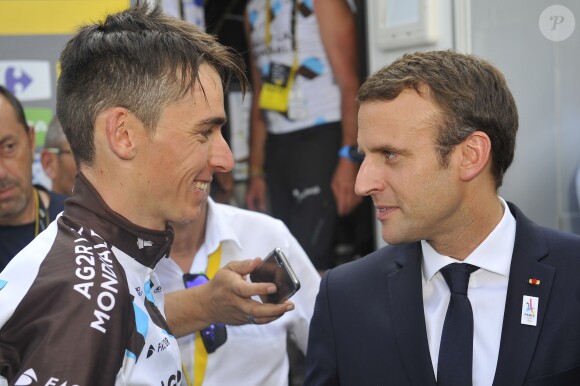 Le président de la République Emmanuel Macron et Romain Bardet lors de l'arrivée de la 17ème étape du 104ème Tour de France à Salle-des-Alpes (Serre Chevalier), le 19 juillet 2017. © Jeep.Vidon/Pool/Bestimage