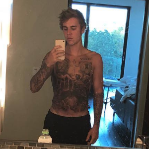 Justin Bieber dévoilant son énorme tatouage au torse. Octobre 2017.