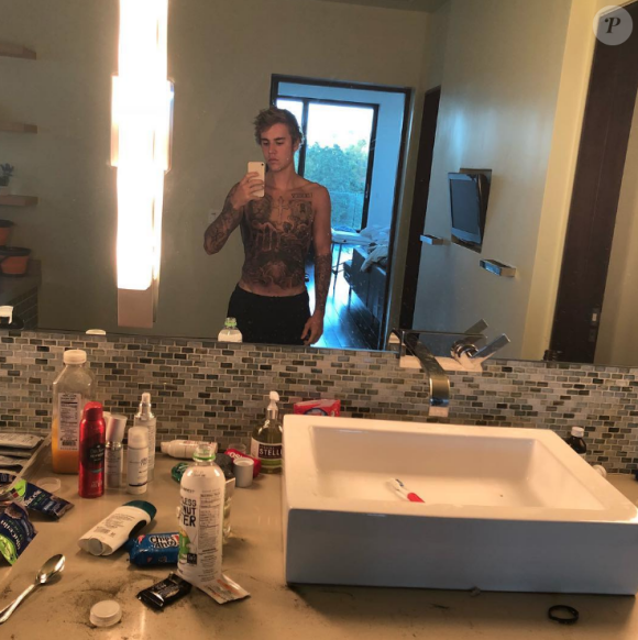 Justin Bieber dévoilant son énorme tatouage au torse. Octobre 2017.