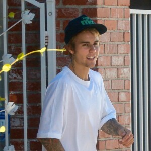 Exclusif - Justin Bieber se promène torse nu dans les rues de Los Angeles le 29 septembre 2017.