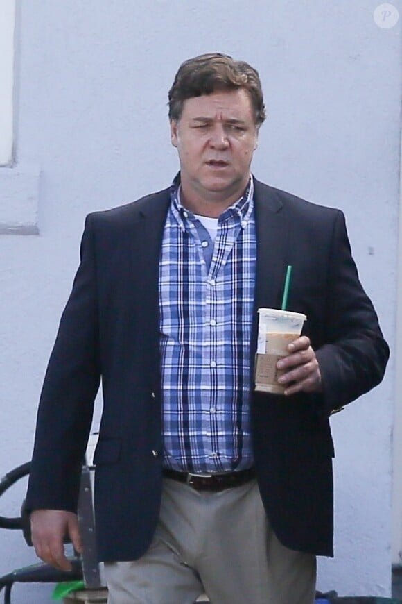 Exclusif - Russell Crowe, qui a pris du poids, prend un café sur le tournage de "Boy Erased" à Atlanta le 22 octobre 2017.