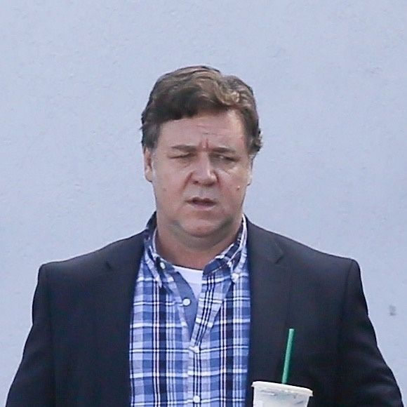 Exclusif - Russell Crowe, qui a pris du poids, prend un café sur le tournage de "Boy Erased" à Atlanta le 22 octobre 2017.