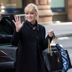 Anna Faris arrive à la tour AOL et salue ses fans à New York le 23 octobre 2017.