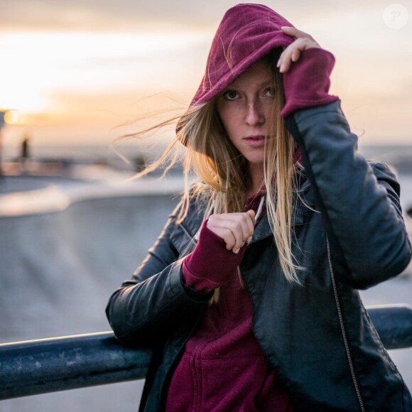 India Oxenberg, fille de l'actrice Catherine Oxenberg (Dynastie), serait depuis 2016 sous la coupe d'une secte américaine, Nxivm.