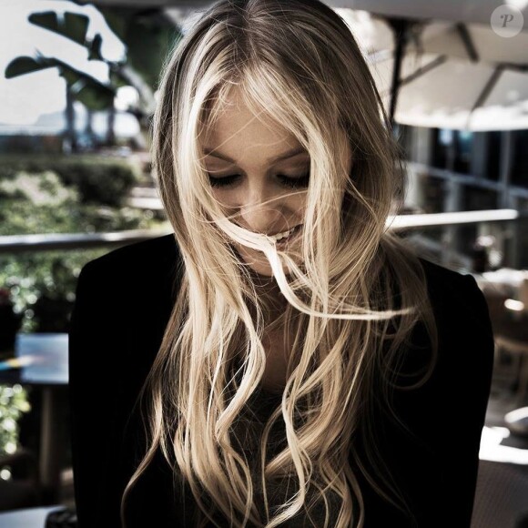 India Oxenberg, fille de l'actrice Catherine Oxenberg (Dynastie), serait depuis 2016 sous la coupe d'une secte américaine, Nxivm.