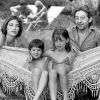 Serge Gainsbourg et Jane Birkin : pose détente à Saint-Tropez avec Kate (Barry) et Charlotte (Gainsbourg) en 1977