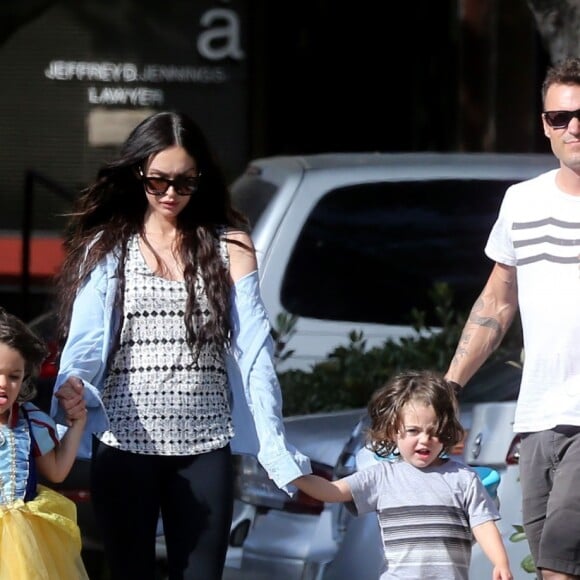 Exclusif - Megan Fox et son mari Brian Austin Green sont allés déjeuner avec leurs enfants Noah, Journey et Bodhi au restaurant Nobu à Malibu, le 22 mai 2017.