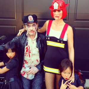 Laeticia Hallyday, Johnny et leurs filles, Jade et Joy, célèbrent Halloween à Marnes-la-Coquette, le 31 octobre 2017. Laeticia a ressorti cette ancienne photo de la famille.