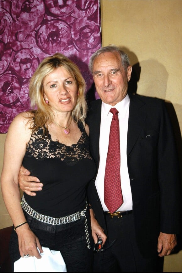 Gérard de Villiers et sa dernière épouse Christine, à Paris le 1er juillet 2003.