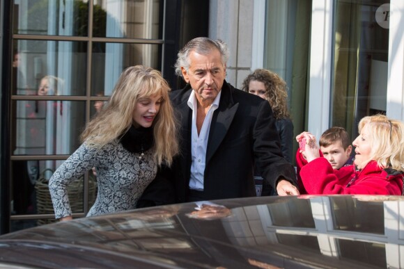 Exclusif - Arielle Dombasle et son mari Bernard-Henri Lévy à la sortie de l'hôtel Amigo à Bruxelles, devant des une horde de fans qui attendent la chanteuse Violetta alias Martina Stoessel. Bruxelles, 14 mars 2015.