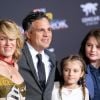 Mark Ruffalo avec sa femme Sunrise et leurs enfants Keen et Odette à la première de 'Thor: Ragnarok' à Hollywood, le 10 octobre 2017